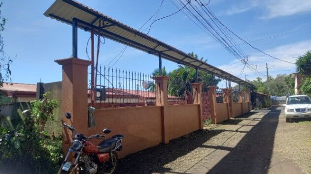 Se vende propiedad con tres casas, en Alto Castro, Grecia. in Grecia, Alajuela — $220,000