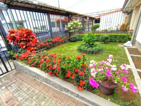 ALQUILER DE HERMOSA CASA EN RESIDENCIAL EN LAGUNILLA DE HEREDIA. en Heredia — ₡ 585 000