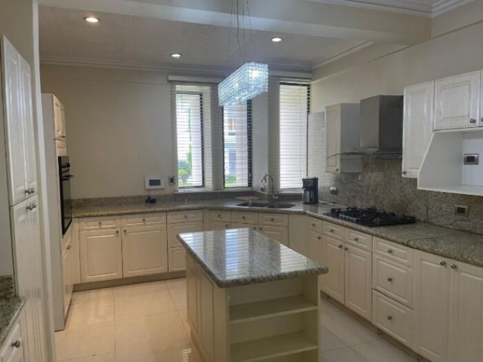 Excelente Casa en Alajuela Residencial Muy Seguro en Alajuela — $2,900