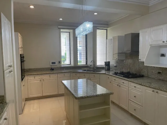 Excelente Casa en Alajuela Residencial Muy Seguro en Alajuela — $2,900 - Foto 2 de 5