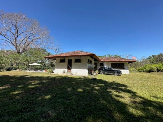 VENDO CASA CON PISCINA EN OROTINA DE ALAJUELA. in Orotina, Alajuela — $495,000