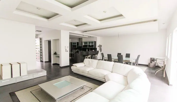 Alquiler de moderna casa ubicada en Trejos Montealegre Escazú en Escazú, San José — $3,000 - Foto 2 de 12