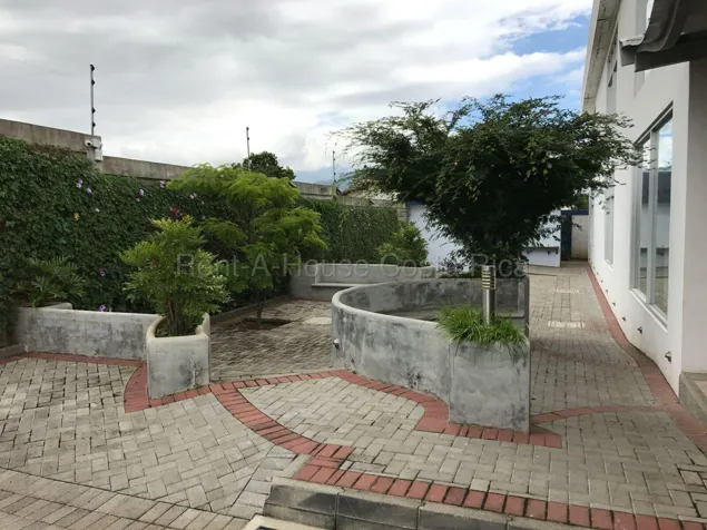 Venta de plaza comercial con 10 locales arrendados en La Guácima #26-2206 GS en Alajuela — $1,400,000 - Foto 2 de 4