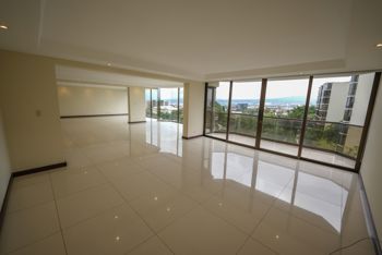 Espacioso Apartamento de 3 Habitaciones en Bello Horizonte in Escazú, San José — $485,000 - Photo 2 of 21