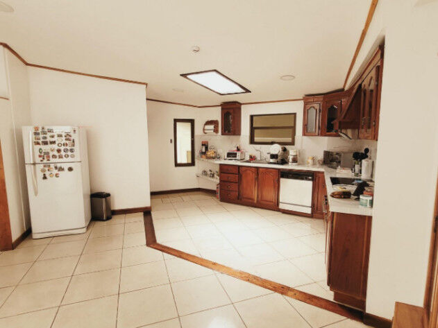 Descubra esta amplia y versátil casa de múltiples niveles OFC/AD in Curridabat, San José — $3,000