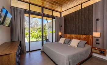 𝐌𝐨𝐝𝐞𝐫𝐧 𝐇𝐨𝐦𝐞 𝐟𝐨𝐫 𝐑𝐞𝐧𝐭 𝐰𝐢𝐭𝐡 𝐚 𝐏𝐫𝐢𝐯𝐚𝐭𝐞 𝐏𝐨𝐨𝐥 in Tamarindo, Santa Cruz, Guanacaste — $2,500 - Photo 5 of 17