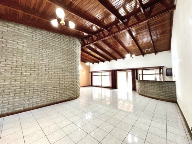 Casa en venta en Escazú de un Nivel con Uso Mixto y Gran Lote de 1.103 m² – Oportunidad Única in San Rafael, Escazú, San José — $443,000 - Photo 3 of 19