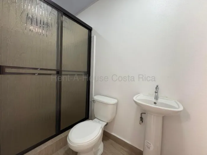 Apartamento tipo estudio en alquiler compacto y funcional #26-1638 GS en Escazú, San José — $480 - Foto 2 de 6