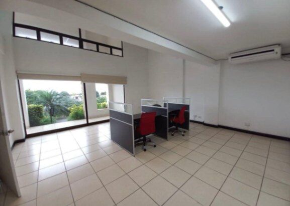 Alquiler de local comercial ubicado en Sta Ana 26-1206 en Santa Ana, San José — $1,000