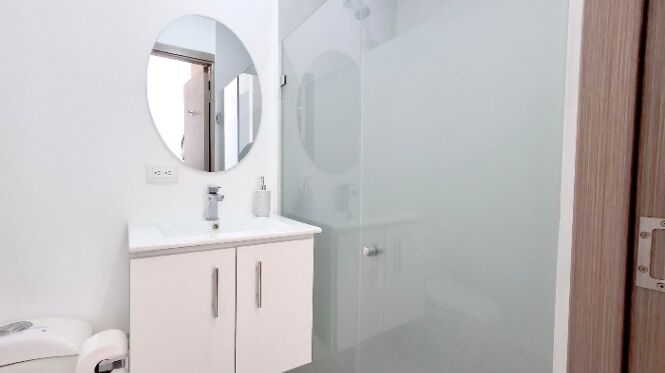 Venta apartamento moderno con balcón y paneles solares en condominio exclusivo 26-874 GS en Colima, Tibás, San José — $169,000
