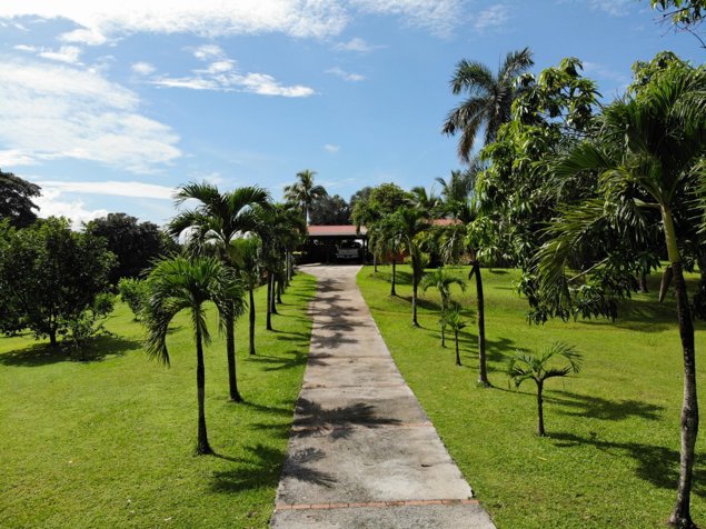 Finca impresionante de 14 hectáreas con vistas espectaculares in San Mateo, Alajuela — $1,150,000 - Photo 2 of 27