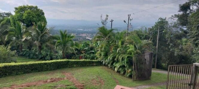 Se vende espaciosa casa con amplio lote en Ciudad Colón 25-1330 en Colón, Mora, San José — ₡ 375 000