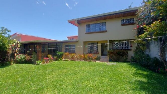 Se vende casa con amplio patio en Sabanilla Montes de Oca 26-115 in Sabanilla, Montes De Oca, San José — ₡ 187 000 000