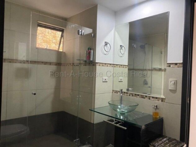 Alquiler de Apartamento AMUEBLADO en Santa Ana. RAH 27-46 en Santa Ana, San José — $1,200