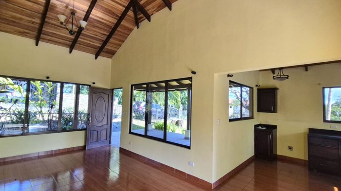 Encantadora casa estilo campestre en urbanización privada en Atenas, Alajuela — $1,150 - Foto 3 de 8