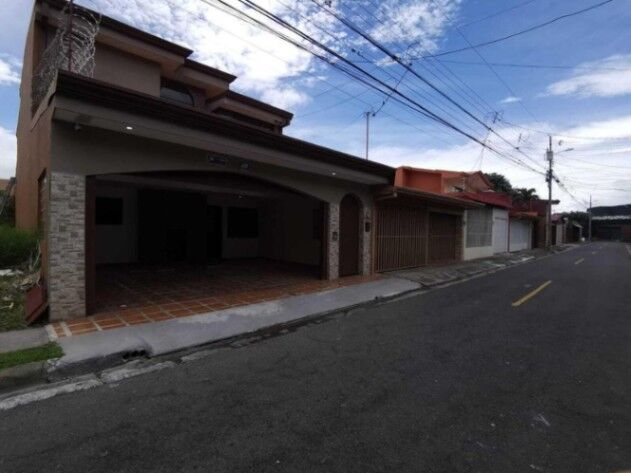Se vende espaciosa casa con terraza en San Francisco de Heredia 26-372 en San Francisco, Heredia — ₡ 129 000 000