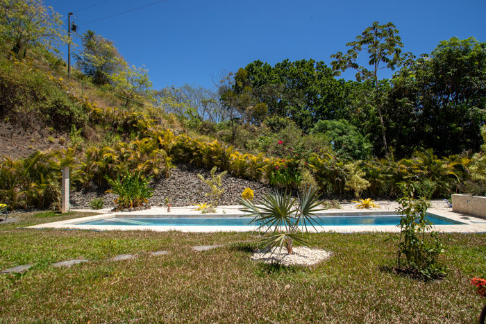 Private Oasis Home in Gated Community , Atenas en Atenas, Alajuela — $575,000 - Foto 2 de 24
