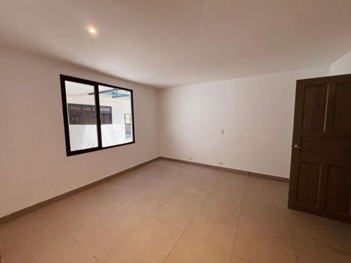 Alquiler de Casa en Residencial  26-1240 in San Rafael, Escazú, San José — $1,400