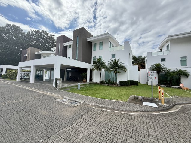 VENTA Casa con Piscina Privada en Santa Ana Centro (MJ) en Santa Ana, San José — $650,000 - Foto 2 de 17
