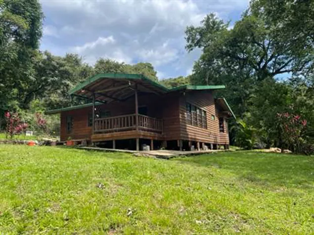 Bonita cabina con rio en 4871m2 in Turrúcares, Alajuela — $199,000