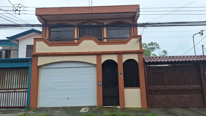 Venta de Casa en Urbanización Biamonte, Vásquez de Coronado en San Isidro, Vázquez de Coronado, San José — $234,727