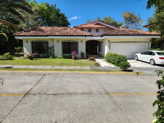Casa de Una Planta en Venta en Condominio en Santa Ana en Piedades, Santa Ana, San José — $500,000 - Foto 2 de 24