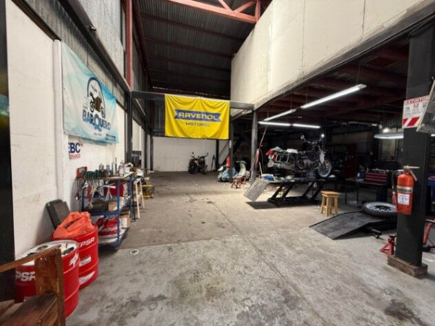 LOCAL COMERCIAL CON APARTAMENTO EN VENTA GOICOCHEA en Calle Blancos, Goicoechea, San José — $235,000