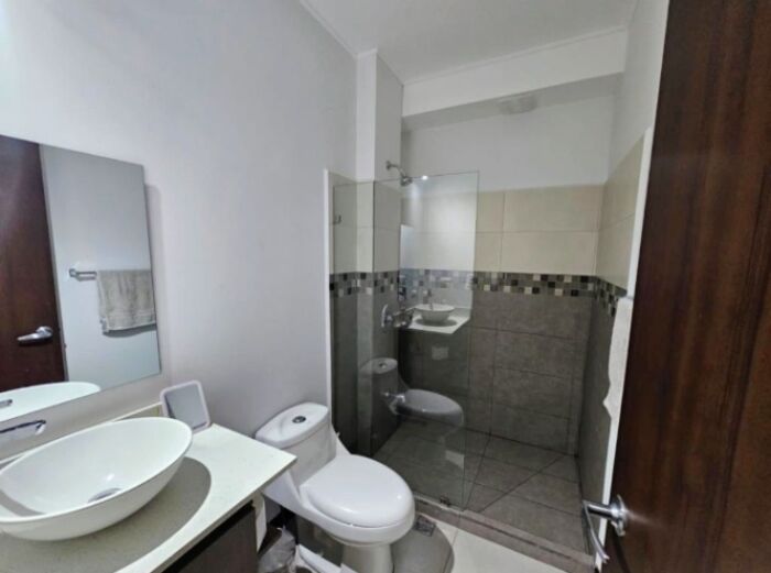 PRECIO REBAJADO VENTA LINDO APARTAMENTO EN CÓNDOMINIO EN RORHMOSER  in Catedral, San José — $195,000