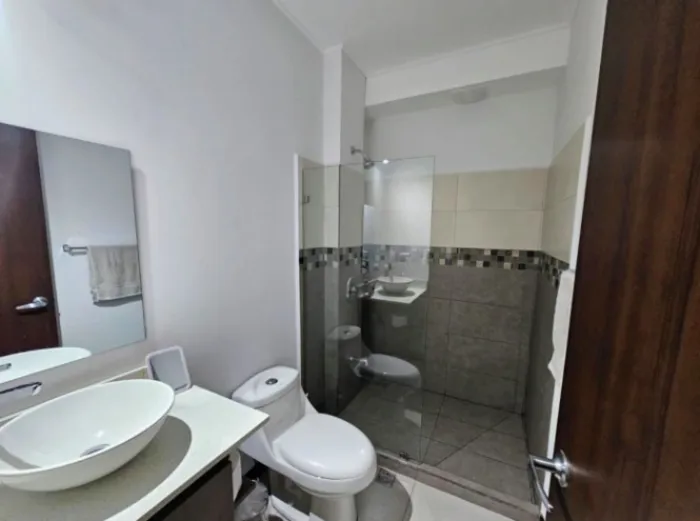 PRECIO REBAJADO VENTA LINDO APARTAMENTO EN CÓNDOMINIO EN RORHMOSER  in Catedral, San José — $195,000