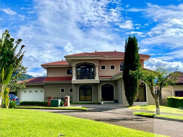 Exquisita casa moderna de lujo de 4 habitaciones en Curridabat en Curridabat, San José — $875,000