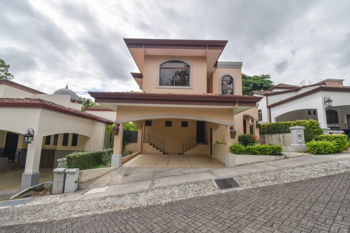 Casa de 4 Habitaciones en Bosque Escondido in Colón, Mora, San José — $450,000