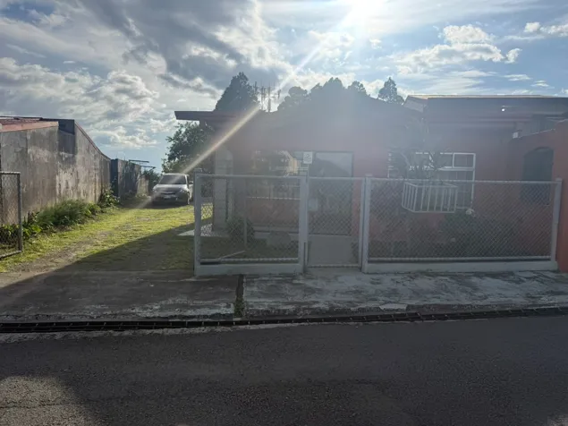 Venta de Propiedad con Casa en San Isidro de Heredia in San Isidro, Heredia — ₡ 112 000 000 - Photo 3 of 14