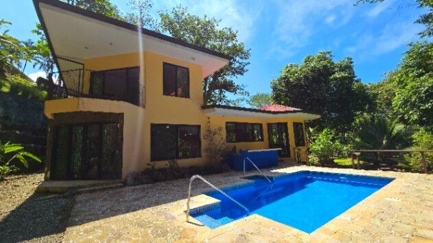 HERMOSA CASA CON CASCADA,UBICADA EN OJOCHAL,COSTA RICA. en Quepos, Puntarenas — ₡ 479 000