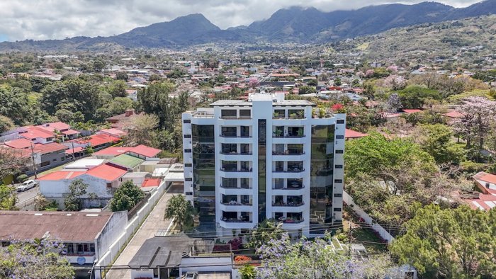 Apartamento de 3 Habitaciones en Escazú in San Rafael, Escazú, San José — $375,000 - Photo 2 of 36