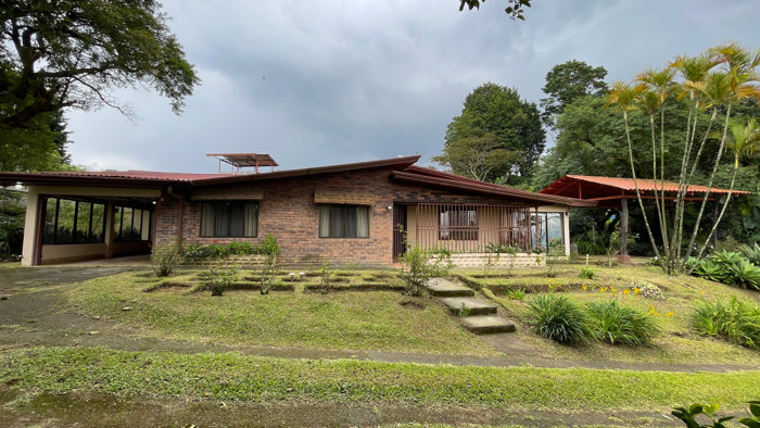 Spacious Property with Large Lot in San Isidro de Grecia en Grecia, Alajuela — ₡ 155 000 000