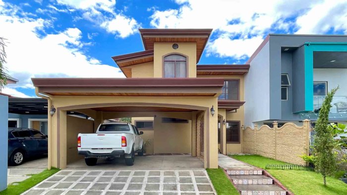 House for Sale in Lomas del Bosque Condominium en Grecia, Alajuela — ₡ 125 000 000