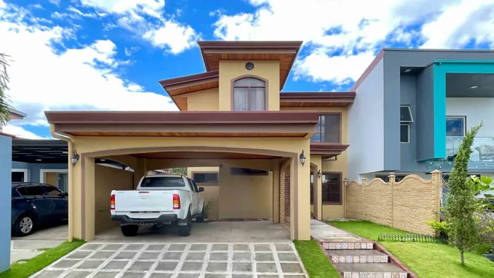 Casa en Venta en Condominio Lomas del Bosque en Grecia, Alajuela — ₡ 125 000 000