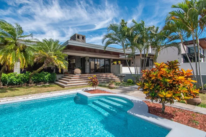 LUXURY HOUSE FOR SALE WITH TWO APARTMENTS AND POOL, HEREDIA, CARIARI in Heredia — $880,000