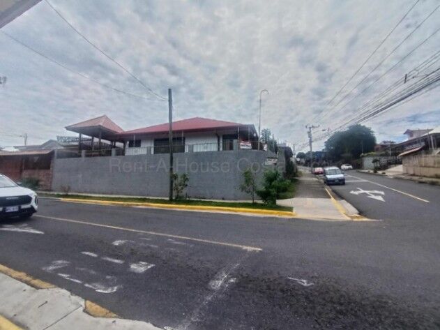 Venta de Casa Esquinera en Mercedes de Heredia. RAH 26-2075 en Mercedes, Heredia — $315,000