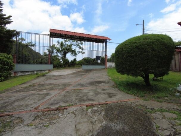 Se vende espaciosa casa con amplio lote en Santo Domingo de Heredia 23-3284 en Santo Domingo, Heredia — ₡ 295 000 000