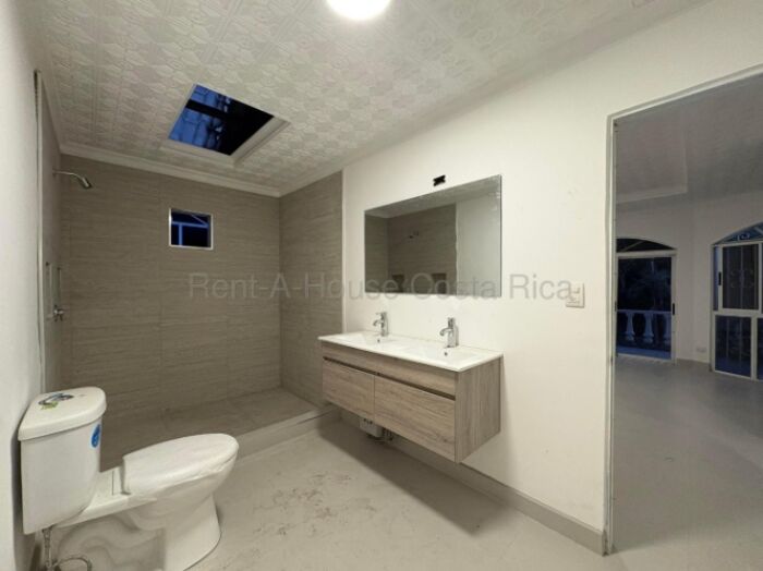 Alquiler de casa remodelada de 1 nivel, cómoda y segura #26-1883 GS en Pozos, Santa Ana, San José — $1,600