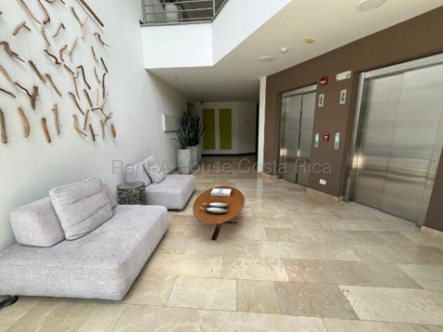 Elegante apartamento amueblado para ejecutivos con acceso a comercio y parqueo doble #26-1705 GS in San Rafael, Escazú, San José — $1,900