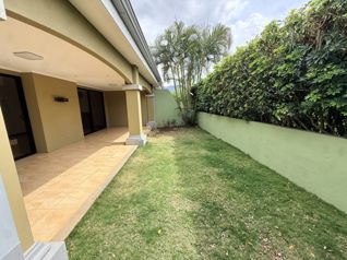 Casa Esquinera de 3 Habitaciones con Jardín y Terraza en Almería en Pozos, Santa Ana, San José — $420,000 - Foto 3 de 42