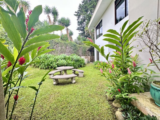 SE ALQUILA CASA PARA OFICINAS EQUIPADA EN GRANADILLA, CURRIDABAT (JK) en Curridabat, San José — $3,500 - Foto 2 de 14