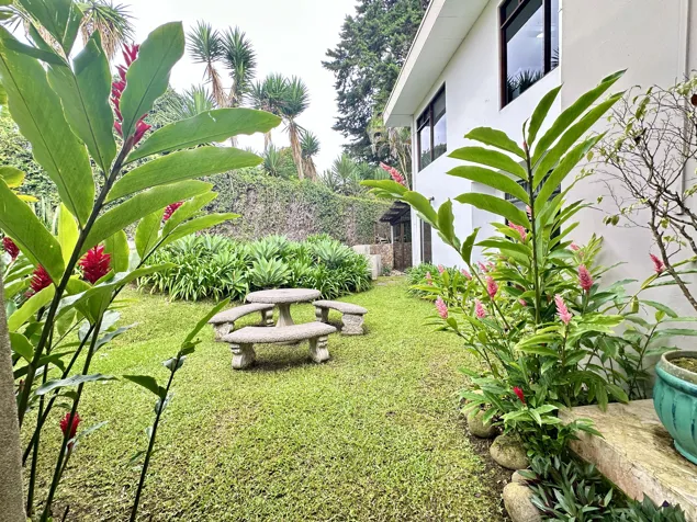 SE ALQUILA CASA PARA OFICINAS EQUIPADA EN GRANADILLA, CURRIDABAT (JK) en Curridabat, San José — $3,500 - Foto 2 de 14