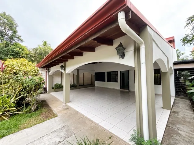 VENTA DE CASA DE 5 HABITACIONES, BARRIO JESÚS, ATENAS, ALAJUELA en Jesús, Atenas, Alajuela — $239,000