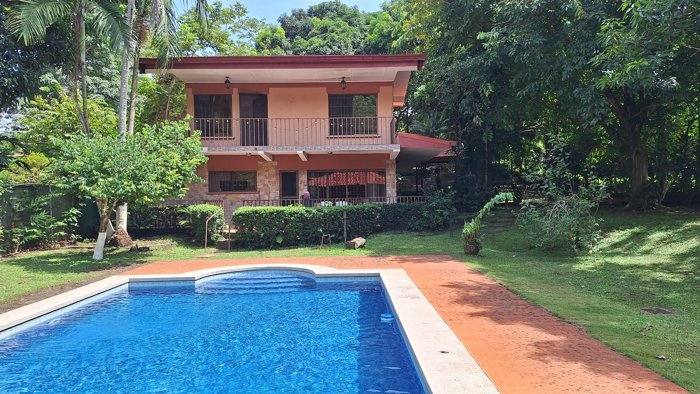 Casa Con Piscina Y Amplio Terreno En Orotina, Alajuela en Orotina, Alajuela — $242,072