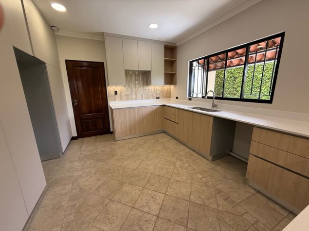 VENTA DE CASA, ESCAZÚ, CONDOMINIO CERRO ALTO, CON VISTA ESPECTACULAR in Escazú, San José — $835,000 - Photo 2 of 31