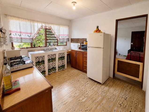 VENTA HERMOSA CASA DE 1 PLANTA CON VISTAS EN CIUDAD COLON in Colón, Mora, San José — $199,000 - Photo 3 of 14