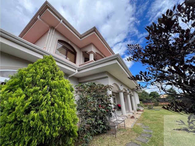 Exquisita casa moderna de lujo de 4 habitaciones en Curridabat en Curridabat, San José — $875,000 - Foto 3 de 31